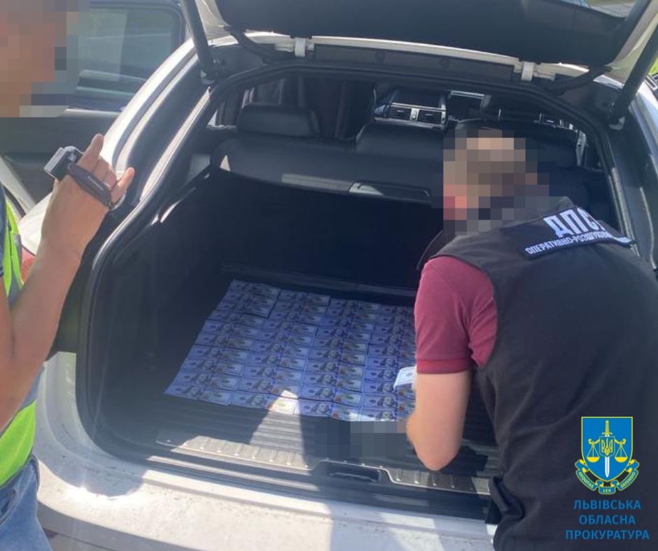 Мешканка Червонограда за 6 тисяч доларів переправляла ухилянтів через кордон