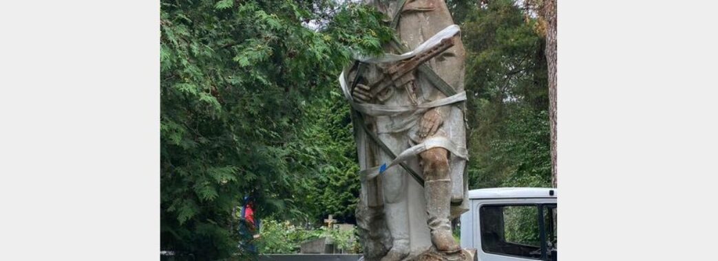 У Брюховичах демонтували памʼятник радянського «Воїна»