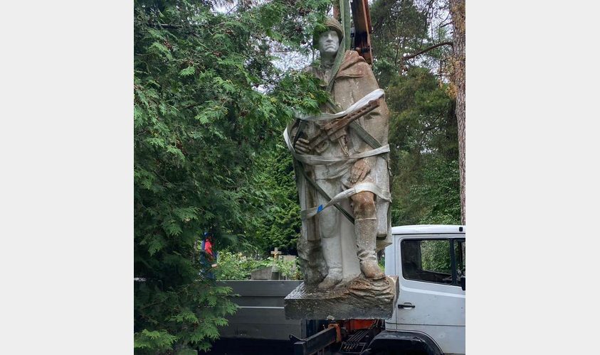 У Брюховичах демонтували памʼятник радянського «Воїна»