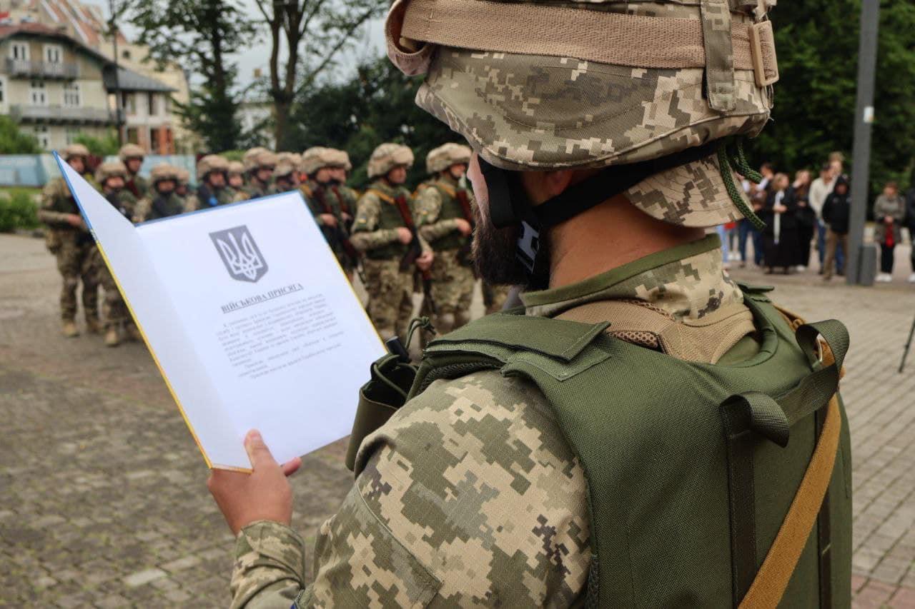Успішні підприємці чи керівники з сфери ІТ: на Львівщині сотні мобілізованих склали присягу на вірність Україні