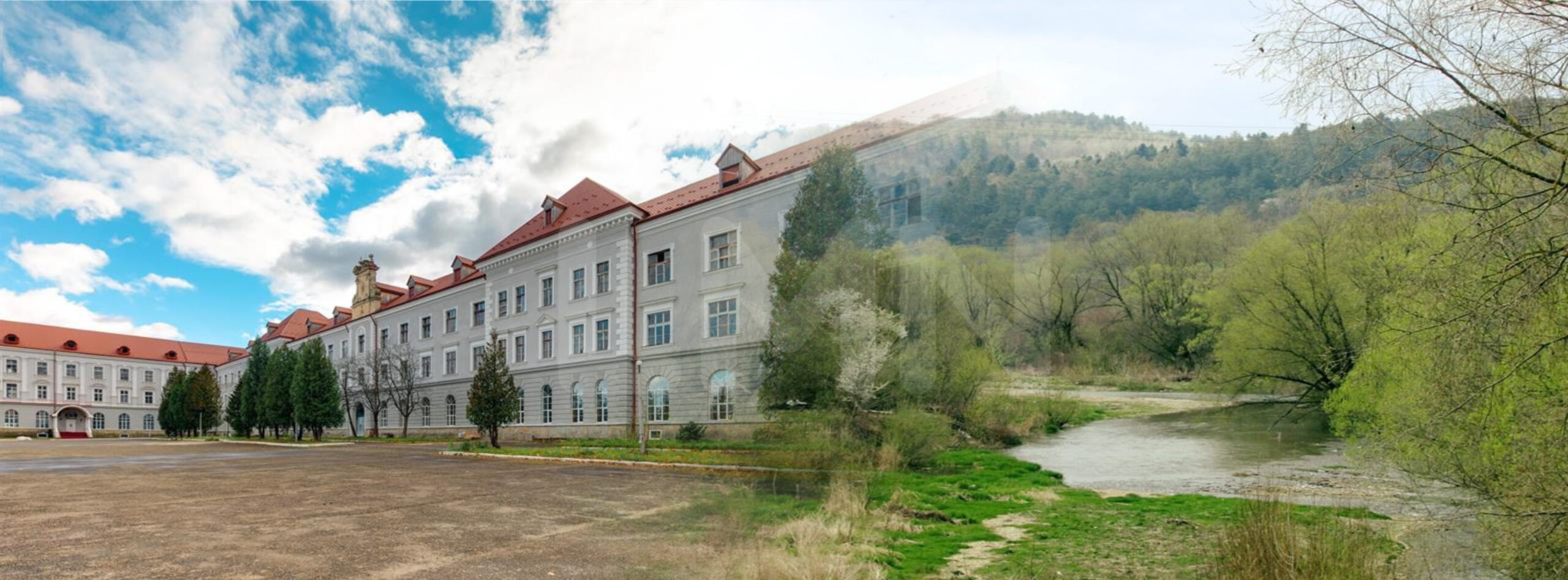 Оздоровчий комплекс у Хирові зливає нечистоти у річку, де купаються люди (ВІДЕО)