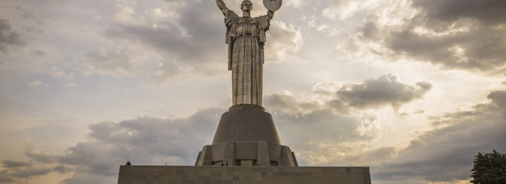 Герб СРСР на щиті монумента “Батьківщина-мати” замінять до 24 серпня