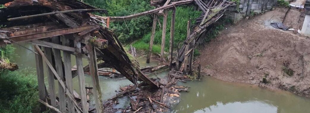 Між селами Монастирець та Поляна на Львівщині обвалився дерев’яний міст