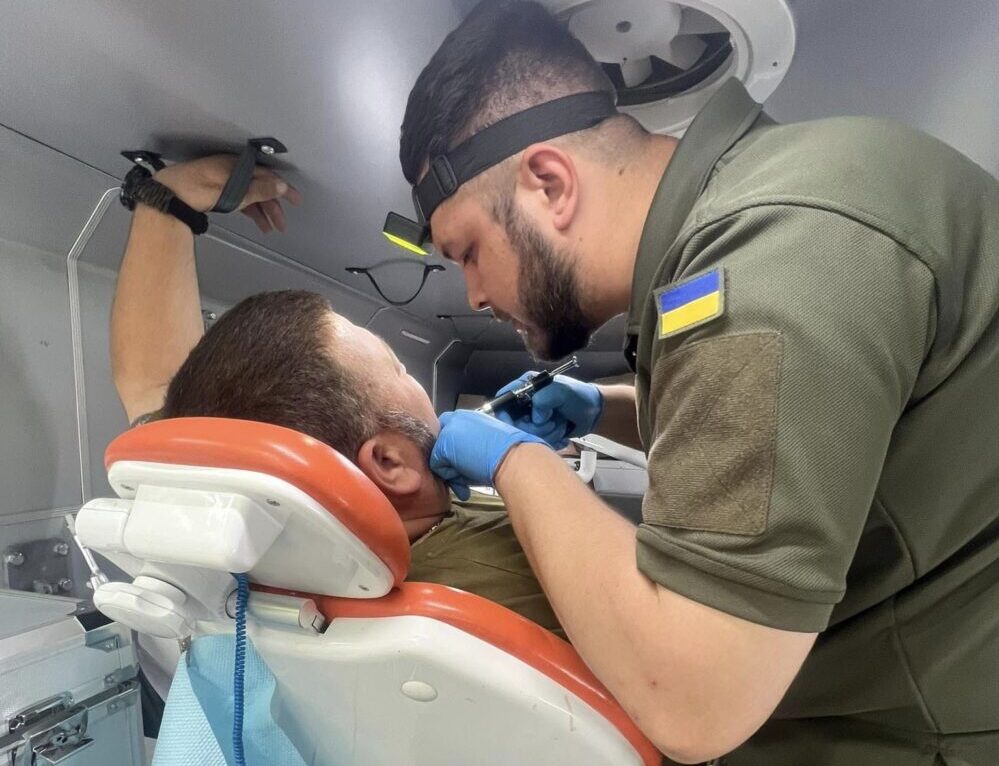 До військових на передовій приїхала “стоматологія на колесах”