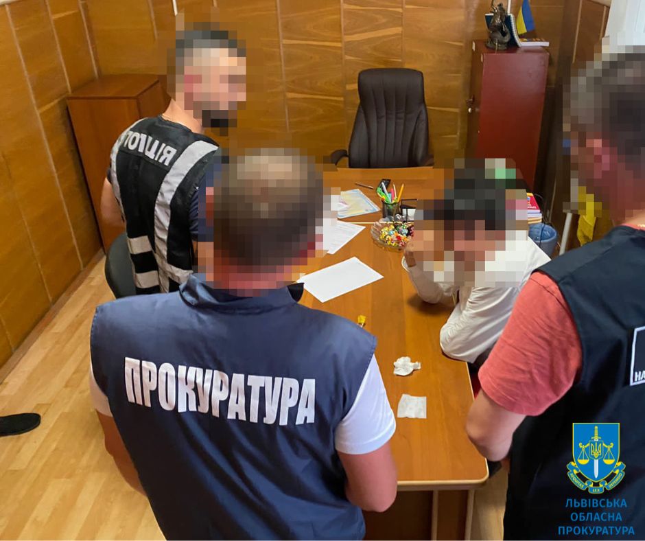 Хотів знищити докази злочину: у Львові 46-річний мешканець столиці пропонував хабар поліцейському
