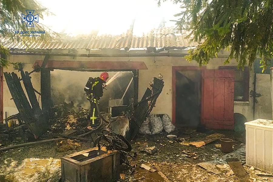 На Стрийщині через займання у сараї ледь не згоріли два житлові будинки