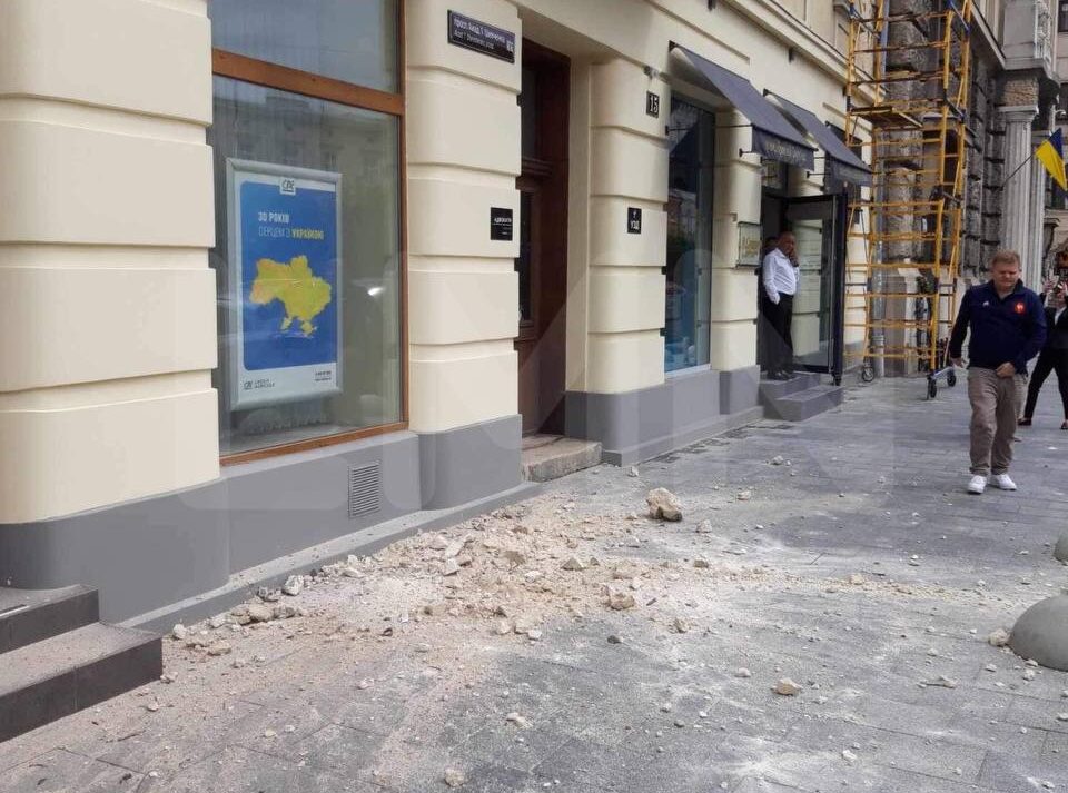 У Львові, на проспекті Шевченка обвалився карниз будинку: мешканці тричі просили його відремонтувати