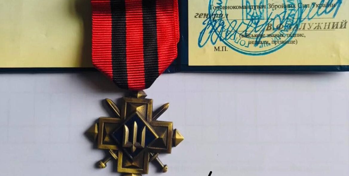 Валерій Залужний вручив “Золотий хрест” захиснику зі Славської громади