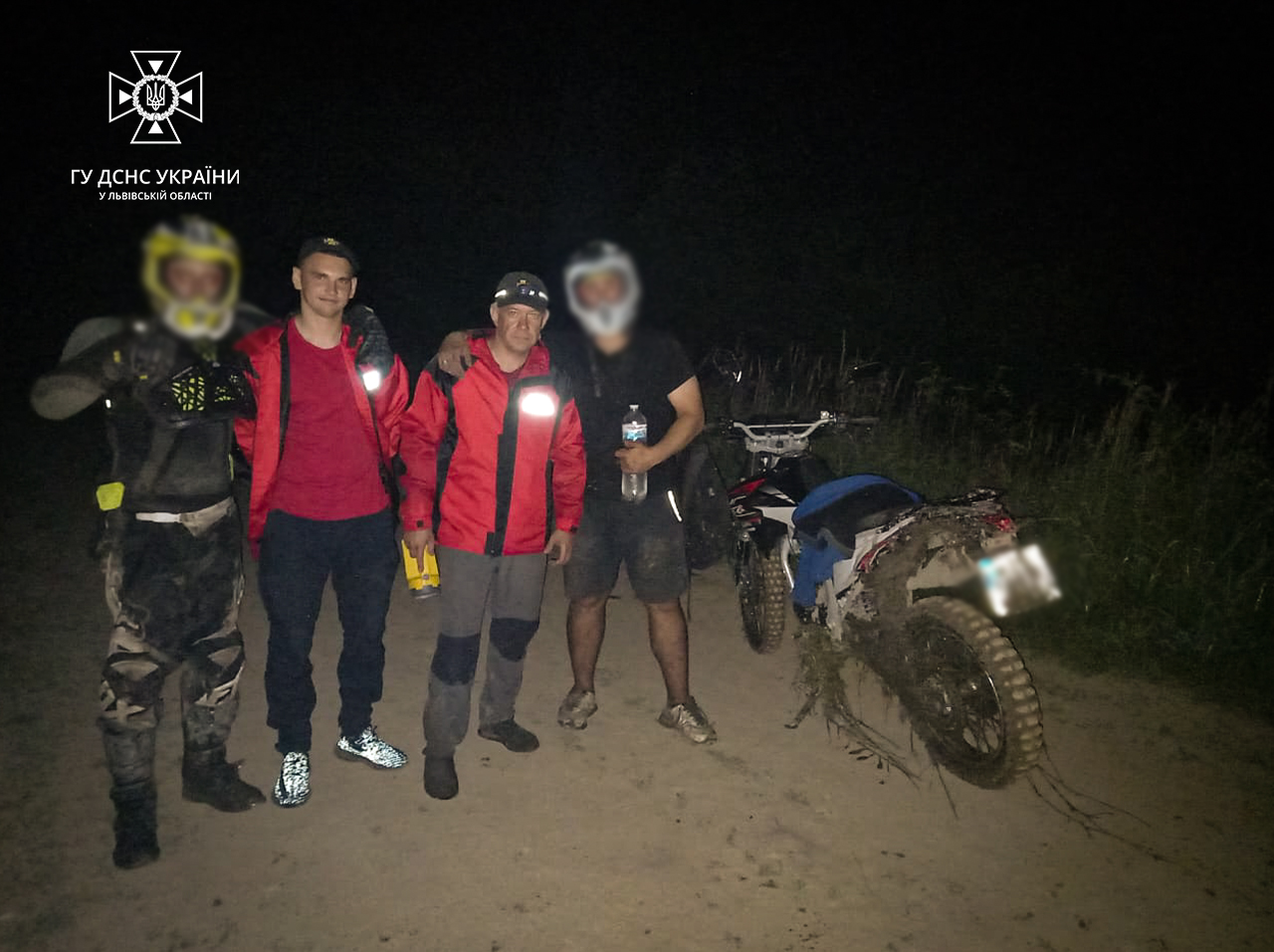 Вночі у лісі на Львівщині рятувальники шукали заблукалих мотоциклістів