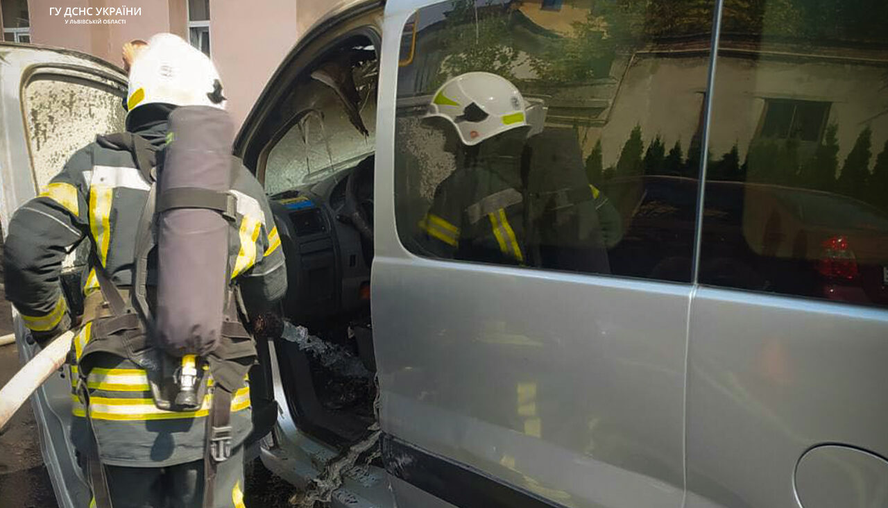 У Дрогобичі, під час руху, загорілося авто: власник отримав опіки
