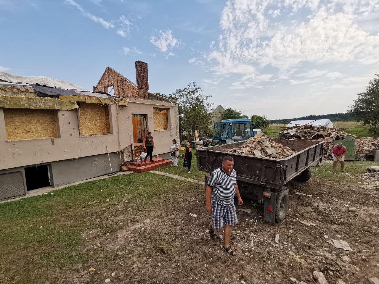В Ставчанах на Львівщині триває ліквідація наслідків ракетного удару