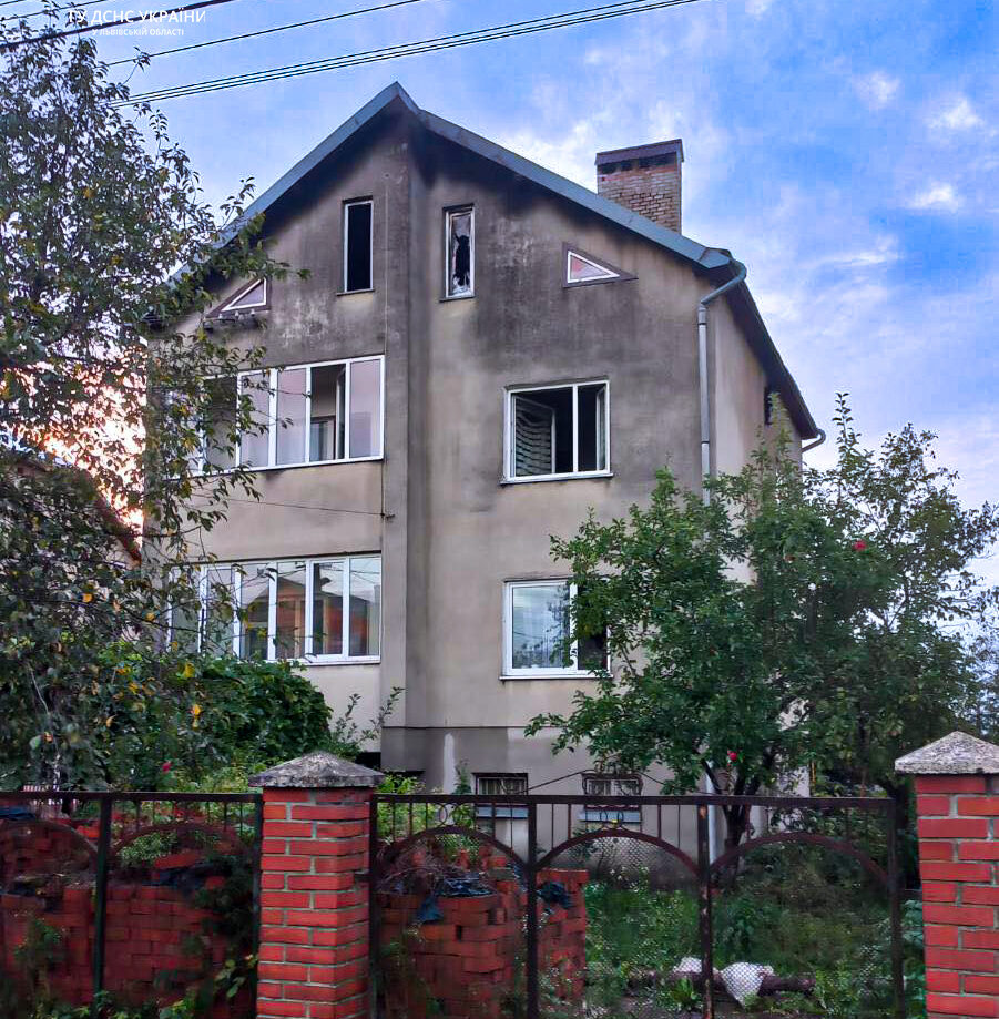 У Самборі блискавка спричинила пожежу в житловому будинку