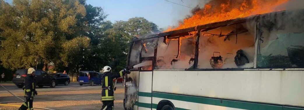 На Яворівщині під час ремонту загорівся автобус