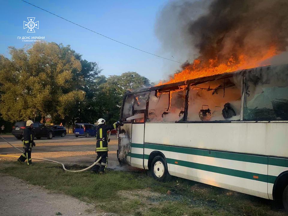 На Яворівщині під час ремонту загорівся автобус