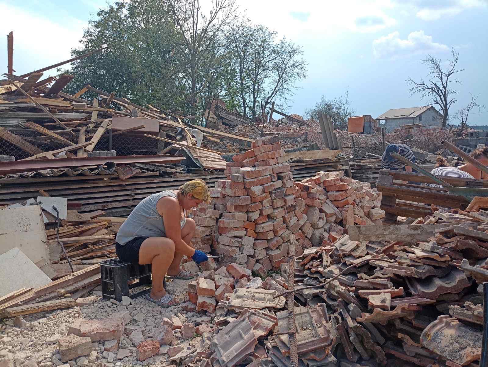 Через російський обстріл у Ставчанах демонтували 3 житлові будинки