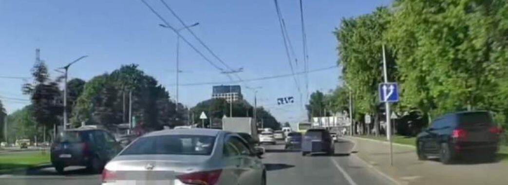 У Львові водій позашляховика об’їхав затор по тротуару (ВІДЕО)