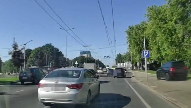 У Львові водій позашляховика об’їхав затор по тротуару (ВІДЕО)