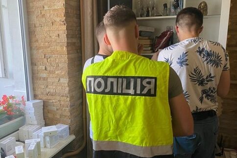 Львів’янин продавав неякісні підробки під виглядом оригінальних навушників