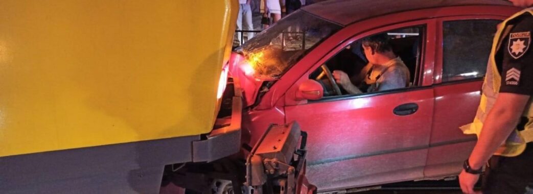 У Львові п‘яний водій потрапив в аварію з трамваєм