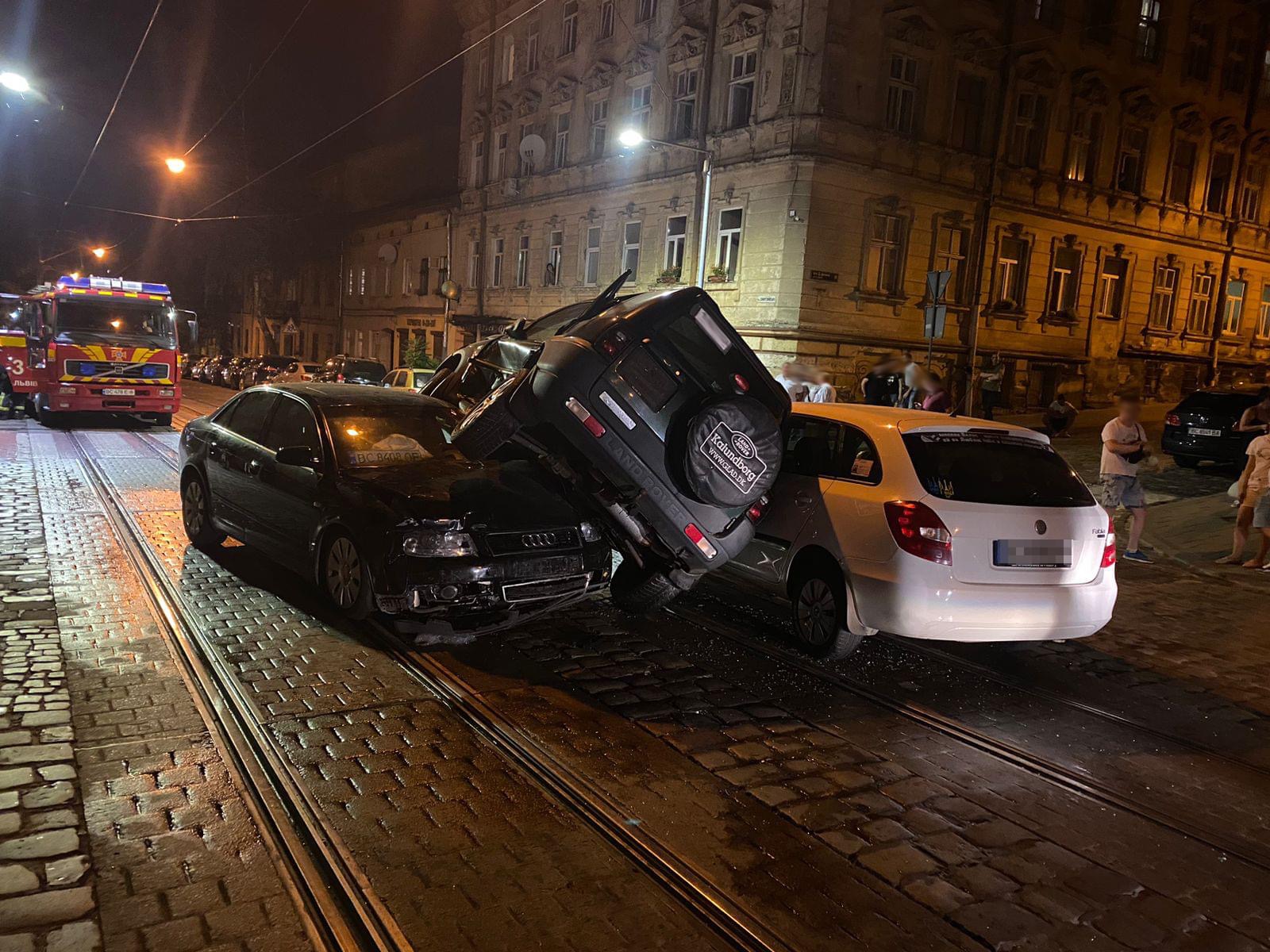 У потрійній аварії у Львові постраждала молода жінка