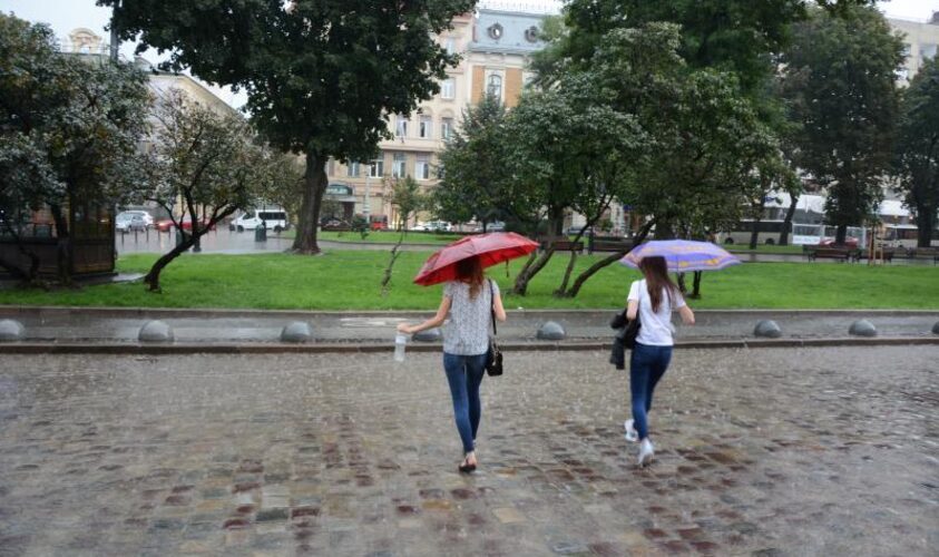 Короткочасні дощі та спека: якою буде погода в останню неділю серпня