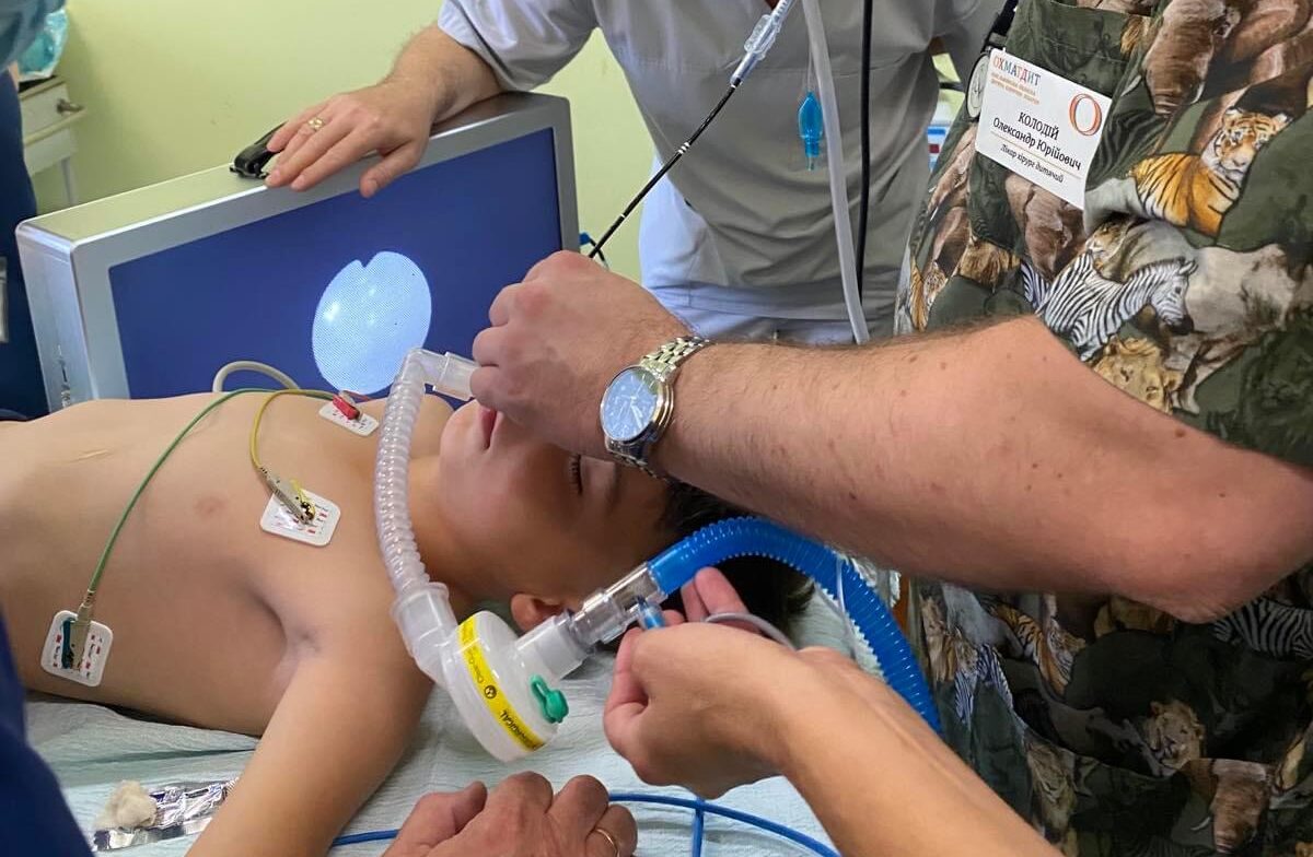 Львівські медики прооперували хлопчика, у якого після аварії не відкривався рот