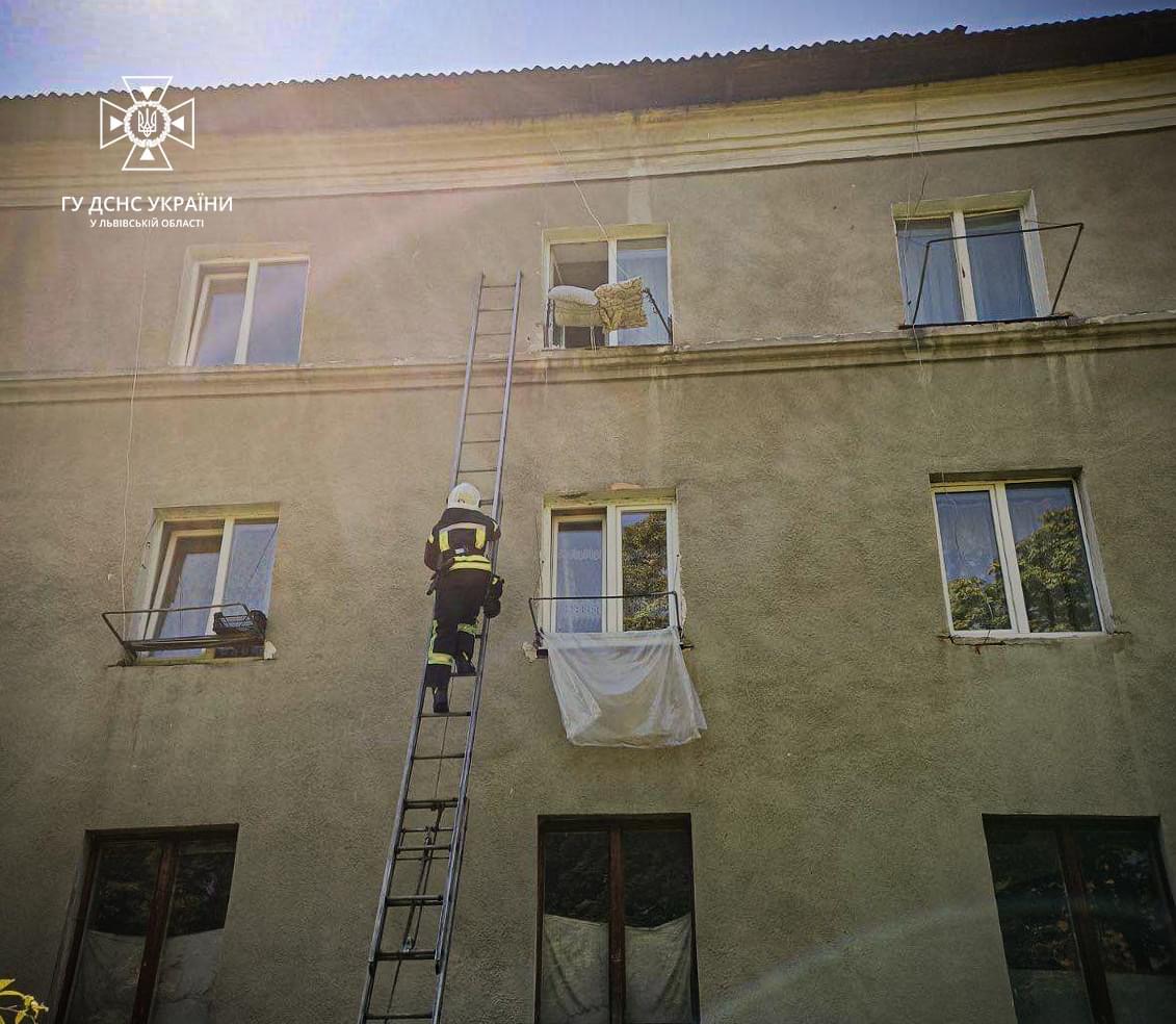На Львівщині рятувальники надали доступ до квартири, де була зачинена 3-річна дитина