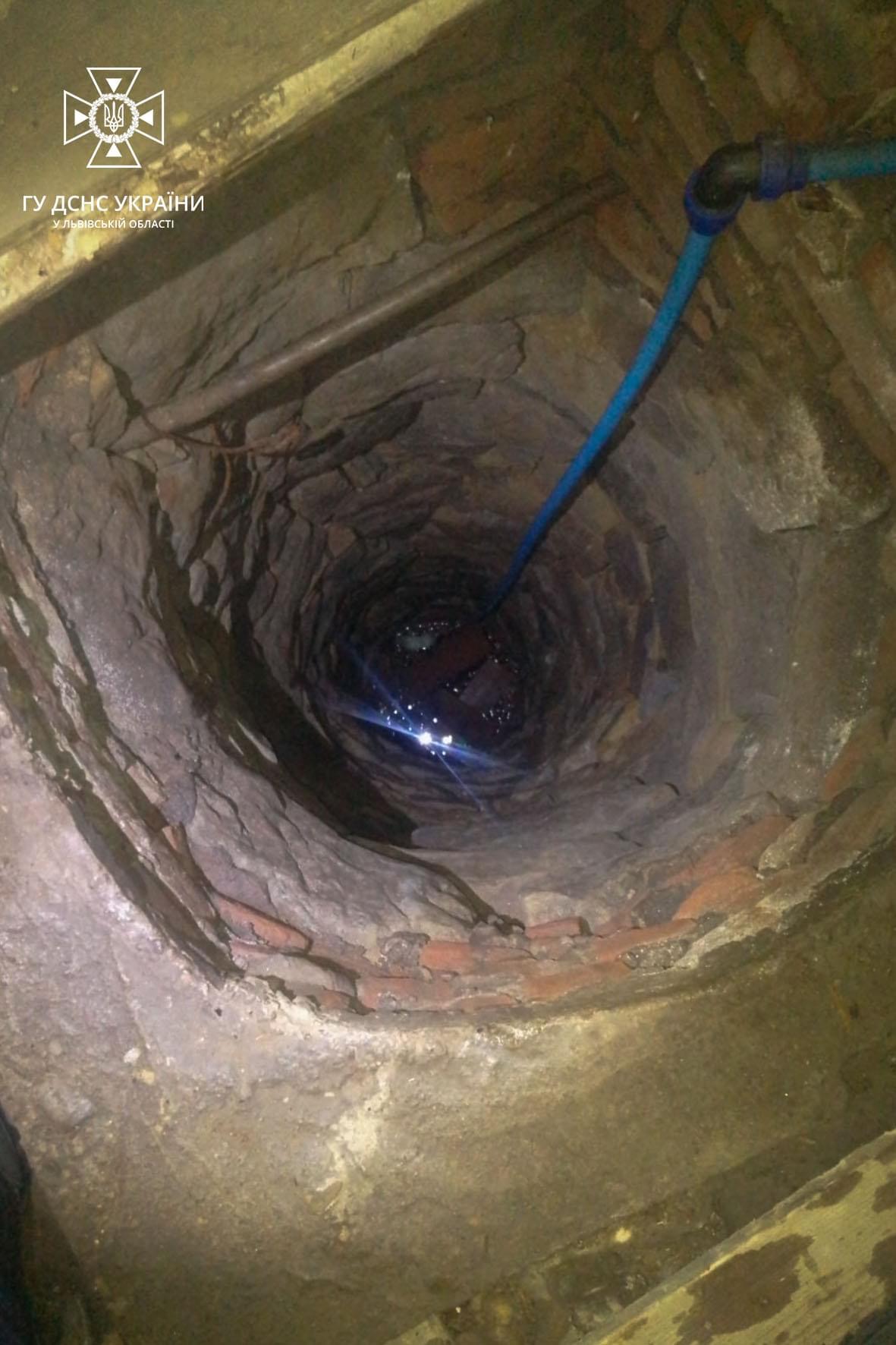 На Львівщині госпіталізували дитину, яка впала у криницю з водою