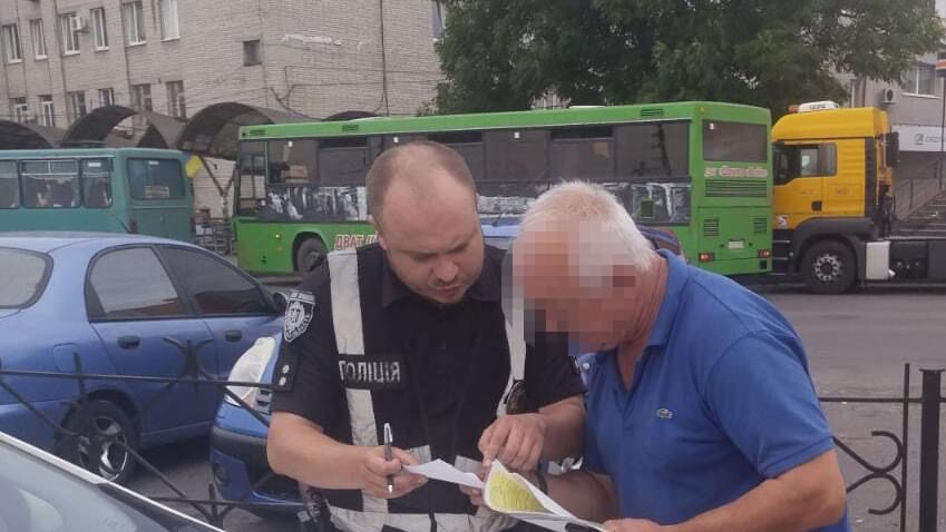 Соцмережі допомогли правоохоронцям покарати водія маршрутки, який проскочив перед поїздом