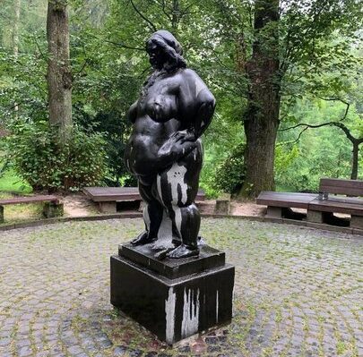 У Стрийському парку вандали облили мастилом і намагались підпалити скульптуру
