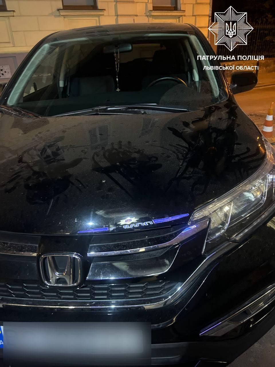 П’яний чоловік у центрі Львова зупиняв і бив автівки: його забрали до лікарні