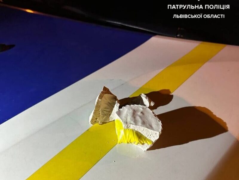 У Львові патрульні затримали дівчину, яка ховала у гіпсових кексах білий порошок