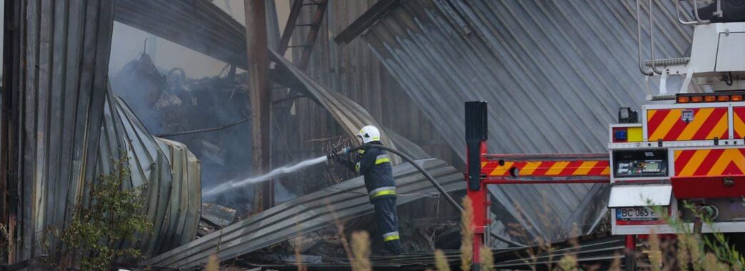 Знищено 300 тонн гуманітарки: у Львові завершили рятувальну операцію на місці влучання “шахедів”