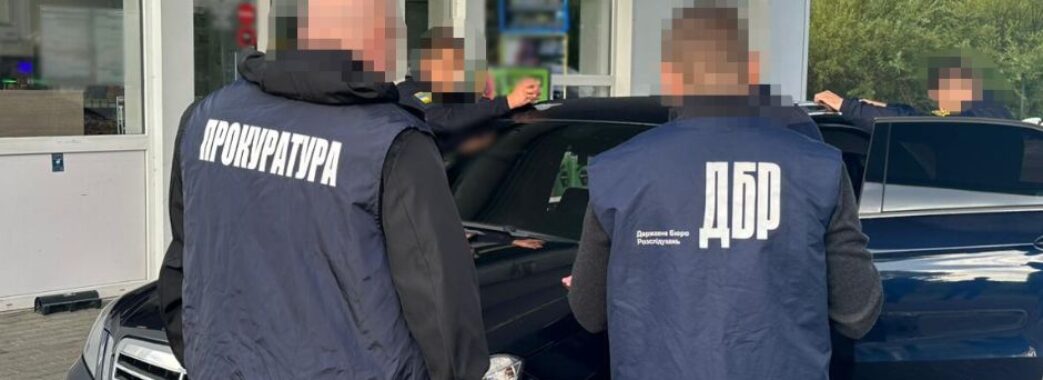 Двох інспекторів Львівської митниці викрили на хабарі