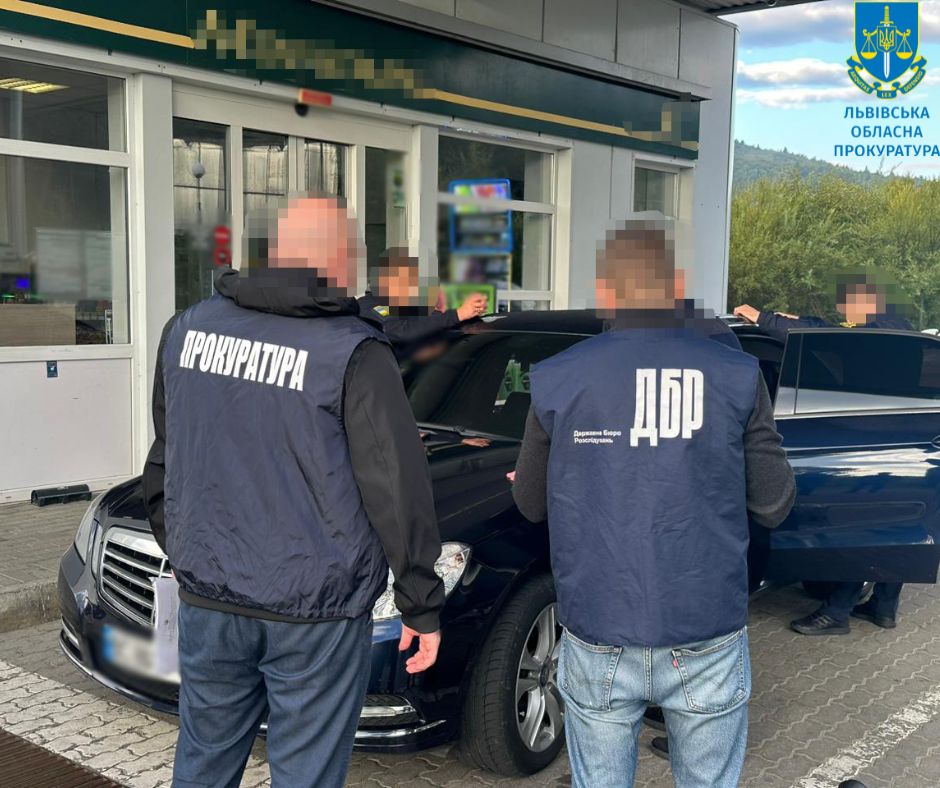 Двох інспекторів Львівської митниці викрили на хабарі