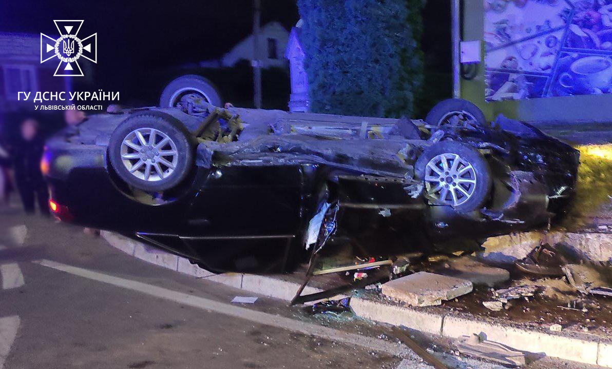 Вночі в Пустомитах перекинулась AUDI: 39-річного водія забрали до лікарні