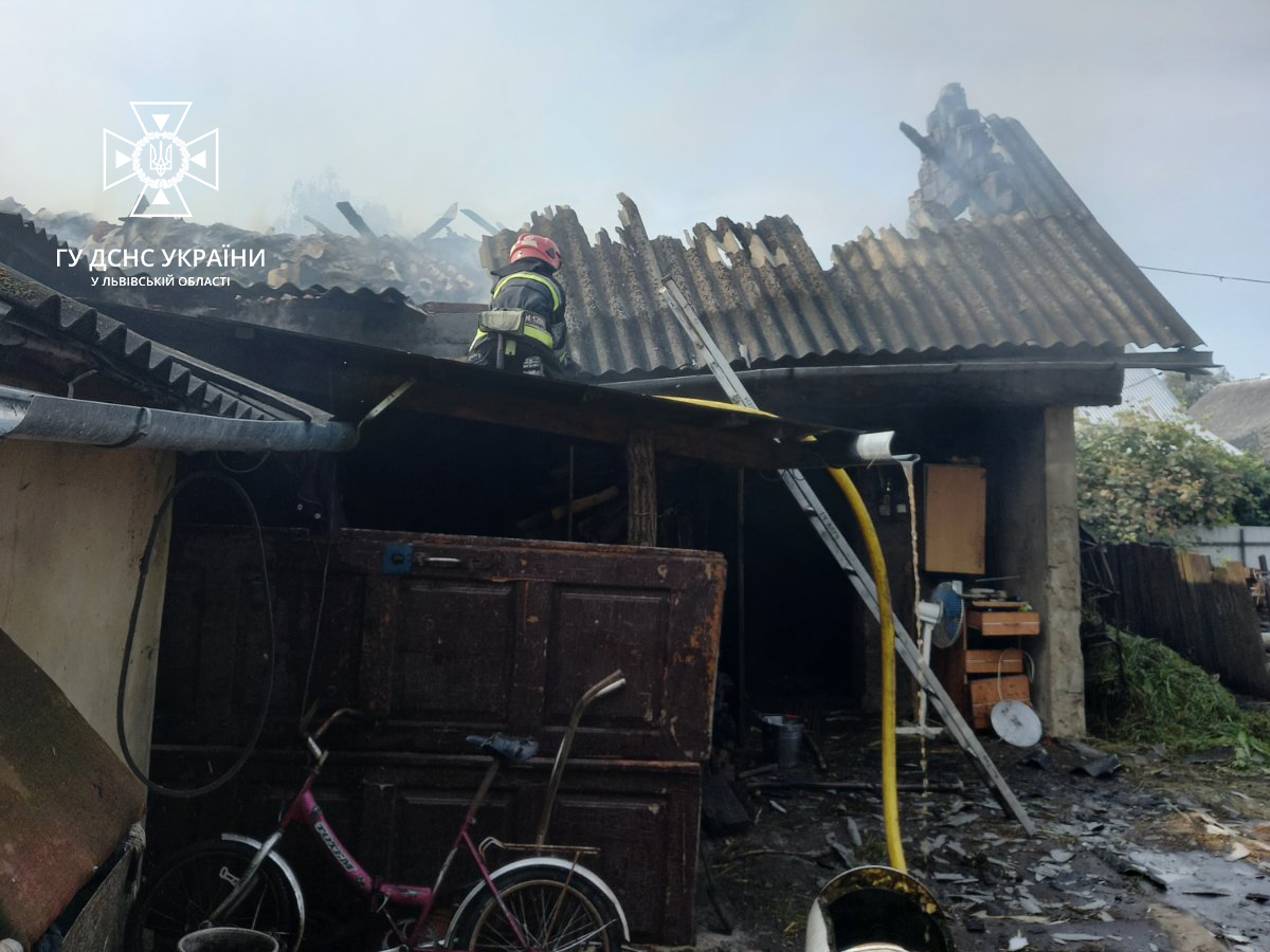 На Золочівщині через пожежу в господарській будівлі ледь не зайнялись 3 будинки