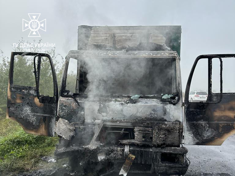 Поблизу Львова на дорозі загорілася вантажівка з мінеральною водою