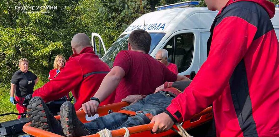 В лісі на Стрийщині чоловіку під час збирання ягід стало погано
