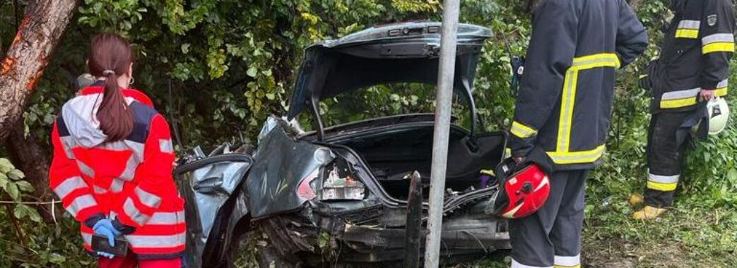 Біля Львова водій “Mersedes” на швидкості влетів в дерево: двоє загиблих