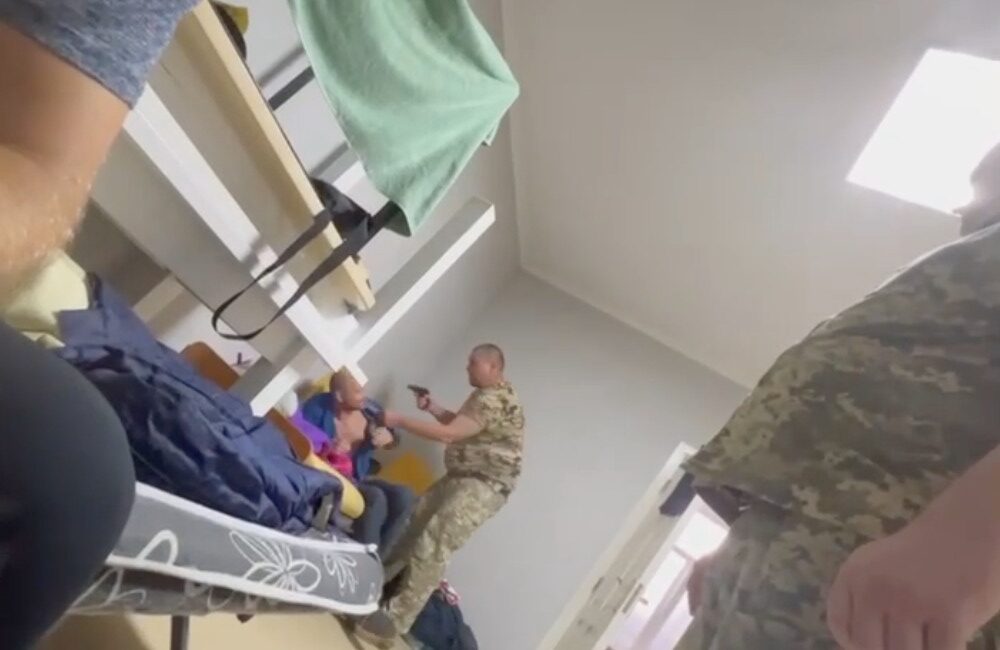 У ТЦК на Львівщині чоловікам погрожували з пістолетом: справою зайнялось ДБР (ВІДЕО 18+)