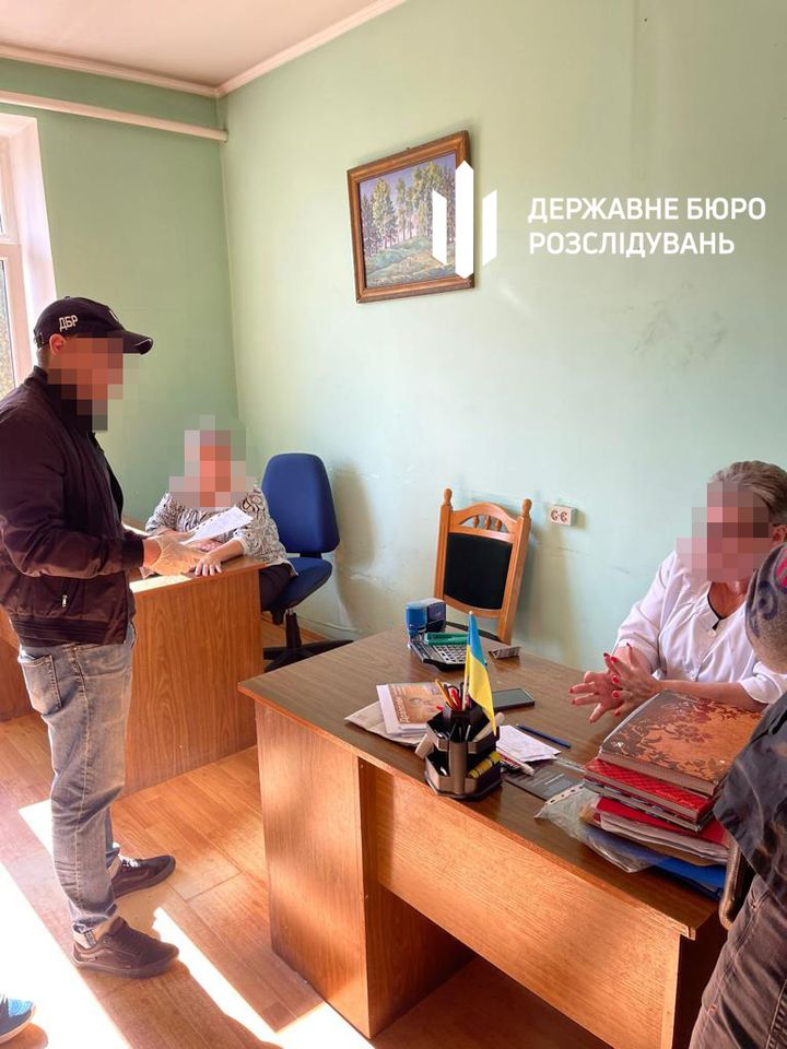 Лікарі з Самбора і Турки робили фейкові документи про інвалідність: при затримані, хабар намагалися з’їсти
