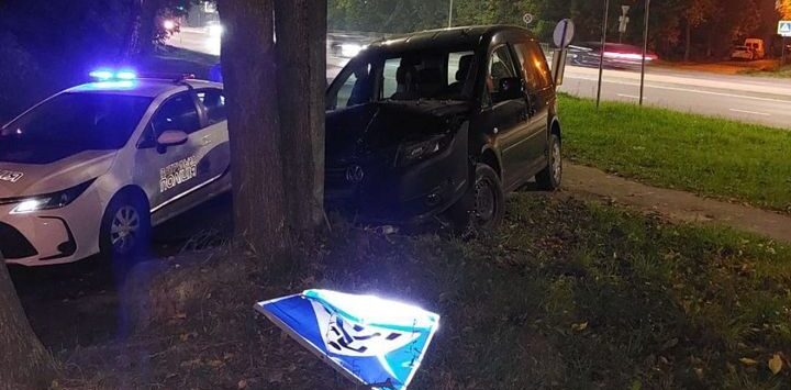 У Львові п’яний водій Volkswagen в’їхав у дорожній знак і намагався втекти