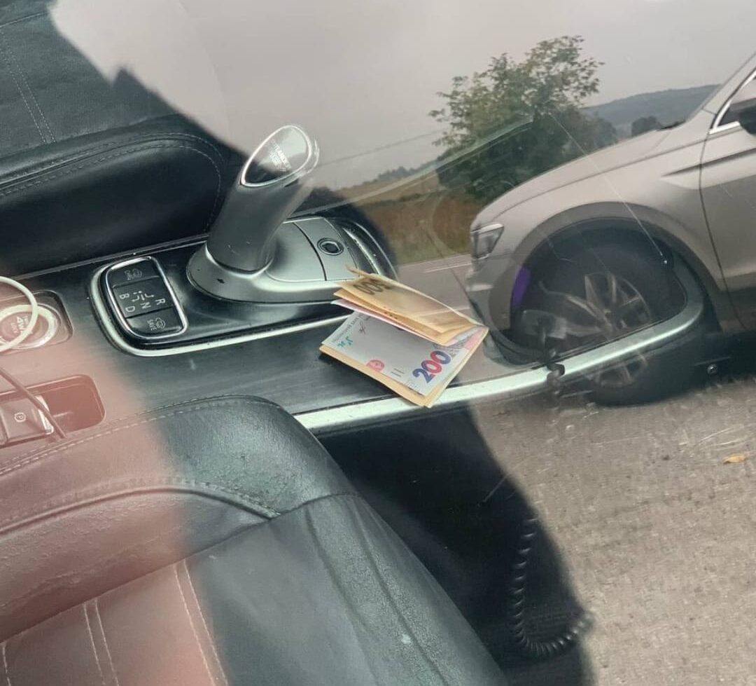 На Золочівщині 43-річна водійка запропонувала патрульним хабар