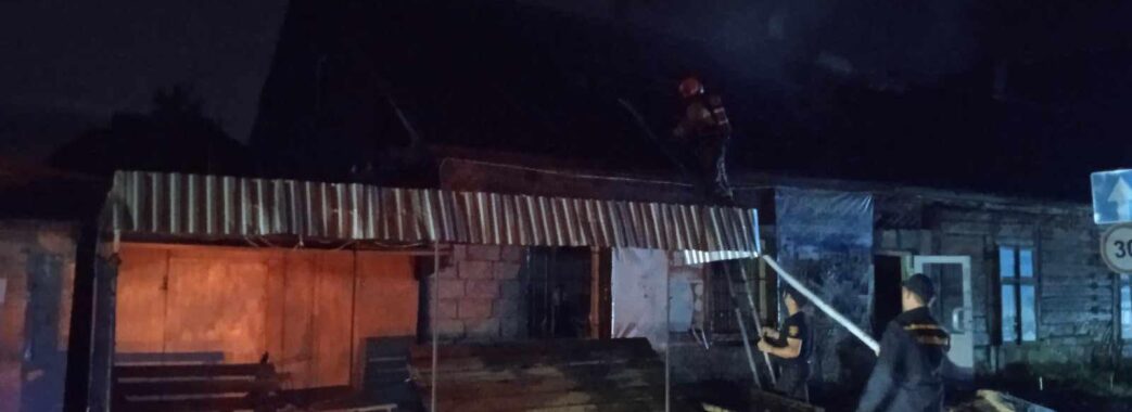 Вогнеборці врятували двох людей з палаючої дерев’яної хати в горах на Львівщині