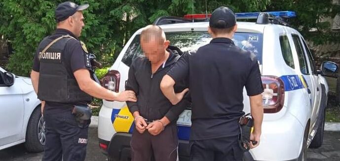 У Львові п’яний пасажир авто напав з ножем на пішохода, який переходив дорогу