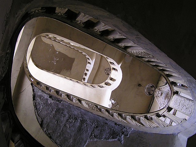 Зарізав та скинув зі сходів: на Львівщині судитимуть 47-річного чоловіка за замах на вбивство