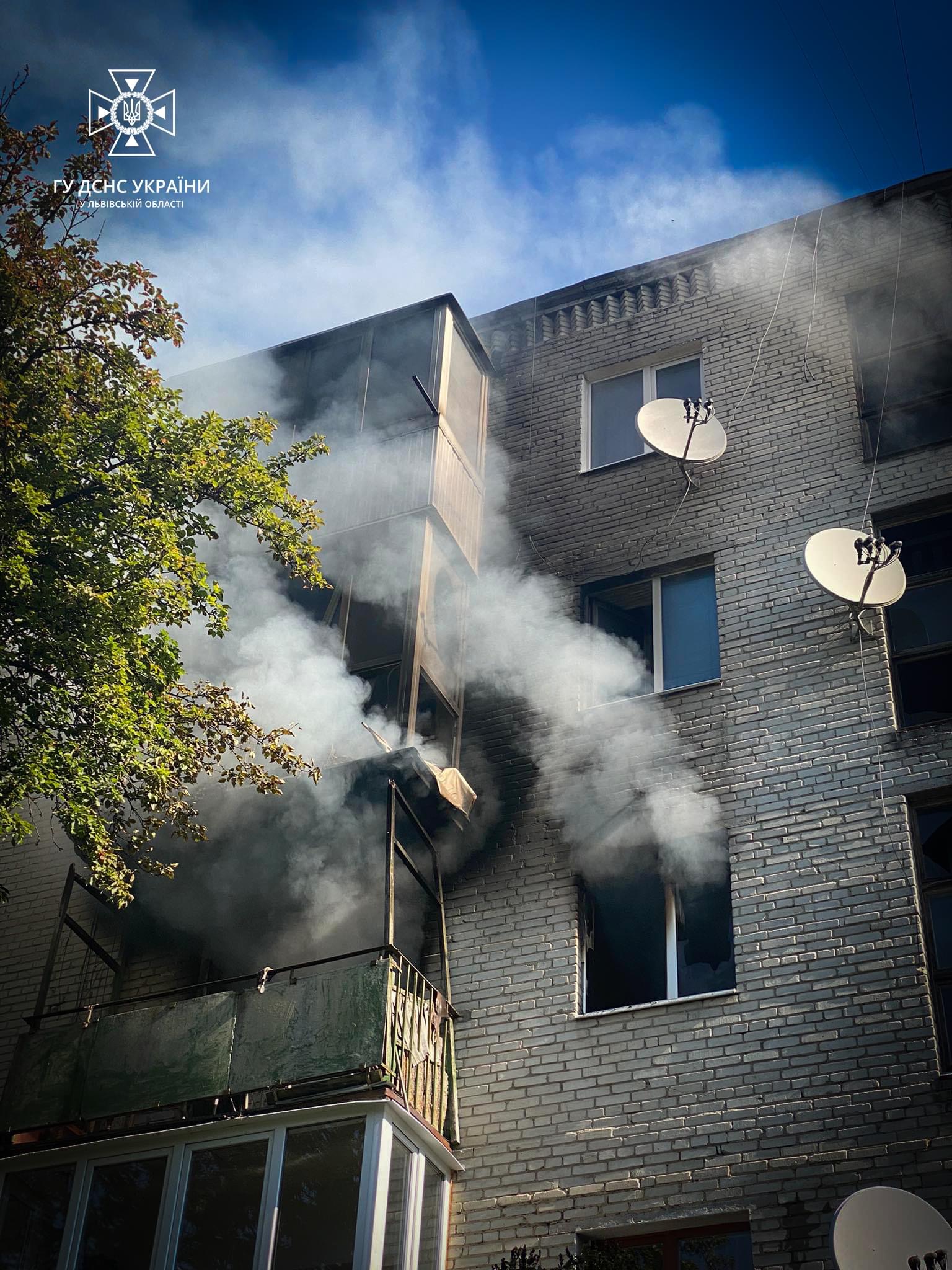 У Львові на вулиці Зеленій спалахнула квартира: проходить евакуація населення