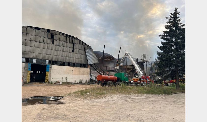 “Шахіди” поцілили в склад фонду «Карітас», там горять тонни гуманітарної допомоги