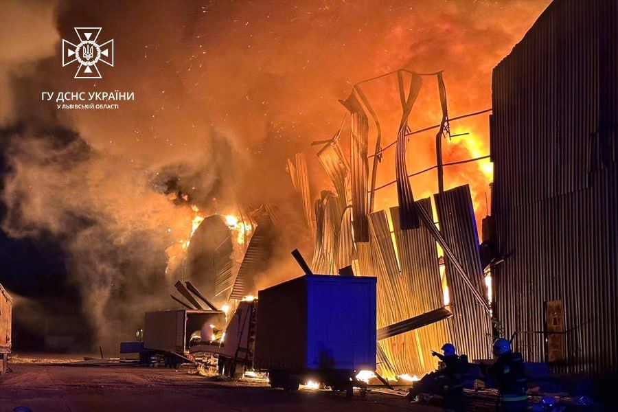 Пожежу на місці прильоту «шахедів» у Львові гасять 125 рятувальників (ВІДЕО)